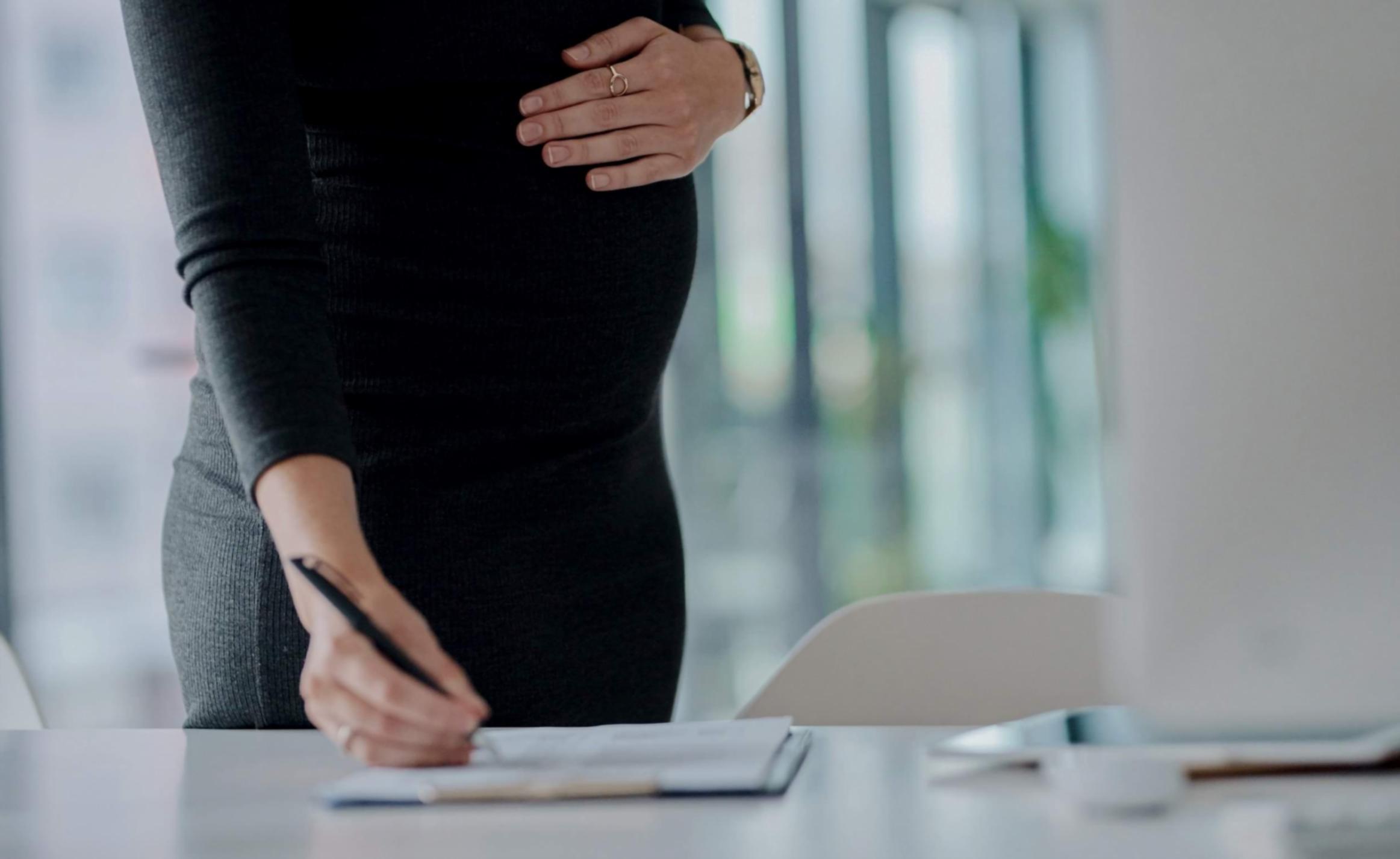 Uczestnicy pracują nad konfiguracją raportu podczas sesji online